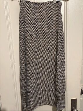 Vintage MDL Women's Black and Tan Patterned Maxi Skirt. 34.5”L x 16.5”W.